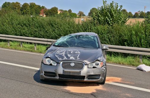 Bei dem Unfall auf der A81 überschlug sich auch der auf dem Anhänger geladene Jaguar. Foto: KS-Images.de /Andreas Rometsch