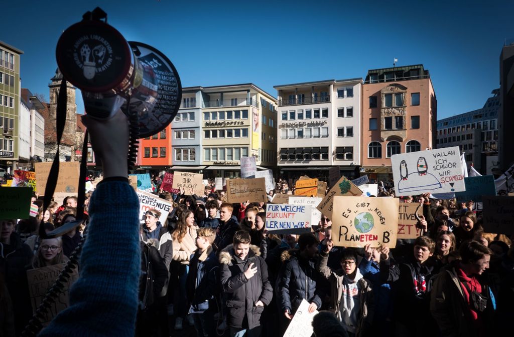 Demo für den Klimaschutz in Stuttgart auf dem Schlossplatz