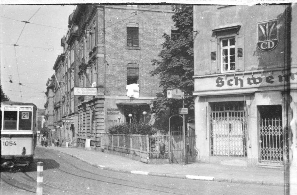 1942 rollte an der „Schwemme“ noch die Straßenbahn vorbei. Weitere Bilder von den Straßen rund um den Bad Cannstatter Bahnhof zeigt die Fotostrecke.