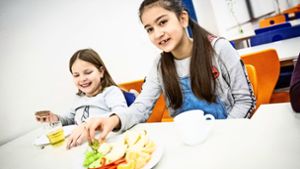 Gemeinsam gesund essen: wie diese beiden Mädchen beim Schulfrühstück. Foto: Lg/Julian Rettig