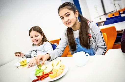 Gemeinsam gesund essen: wie diese beiden Mädchen beim Schulfrühstück. Foto: Lg/Julian Rettig