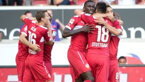 Jubelnde Stuttgarter freuen sich über das 1:0 gegen Hannover. Es sollte bei dem Ergenis bleiben. Der VfB Stuttgart hat somit seinen ersten Saisonsieg eingefahren. Foto: dpa