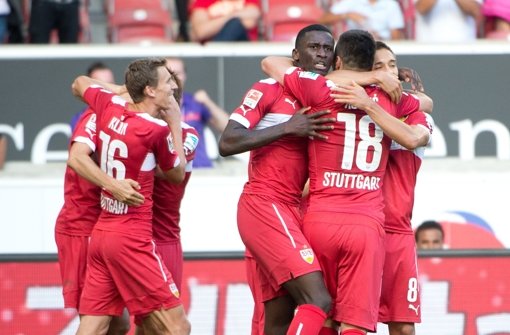 Jubelnde Stuttgarter freuen sich über das 1:0 gegen Hannover. Es sollte bei dem Ergenis bleiben. Der VfB Stuttgart hat somit seinen ersten Saisonsieg eingefahren. Foto: dpa