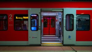 Drei Männer greifen Rentner in S-Bahn an – Polizei sucht Zeugen