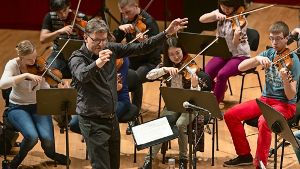 „Swing, please!“: Der künstlerische Leiter der Internationalen Bachakademie  bringt bei Bachs „Himmelfahrts-Oratorium“  mächtig Schwung in das  JSB-Ensemble Foto: Holger  Schneider
