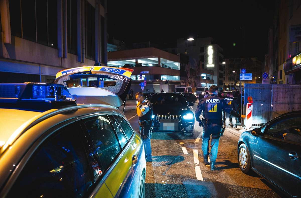 Die Heckscheibe eines Polizeifahrzeuges wurde in der Stuttgarter Innenstadt offenbar mutwillig zerstört. Foto: 7aktuell.de/Marc Gruber/7aktuell.de | Marc Gruber