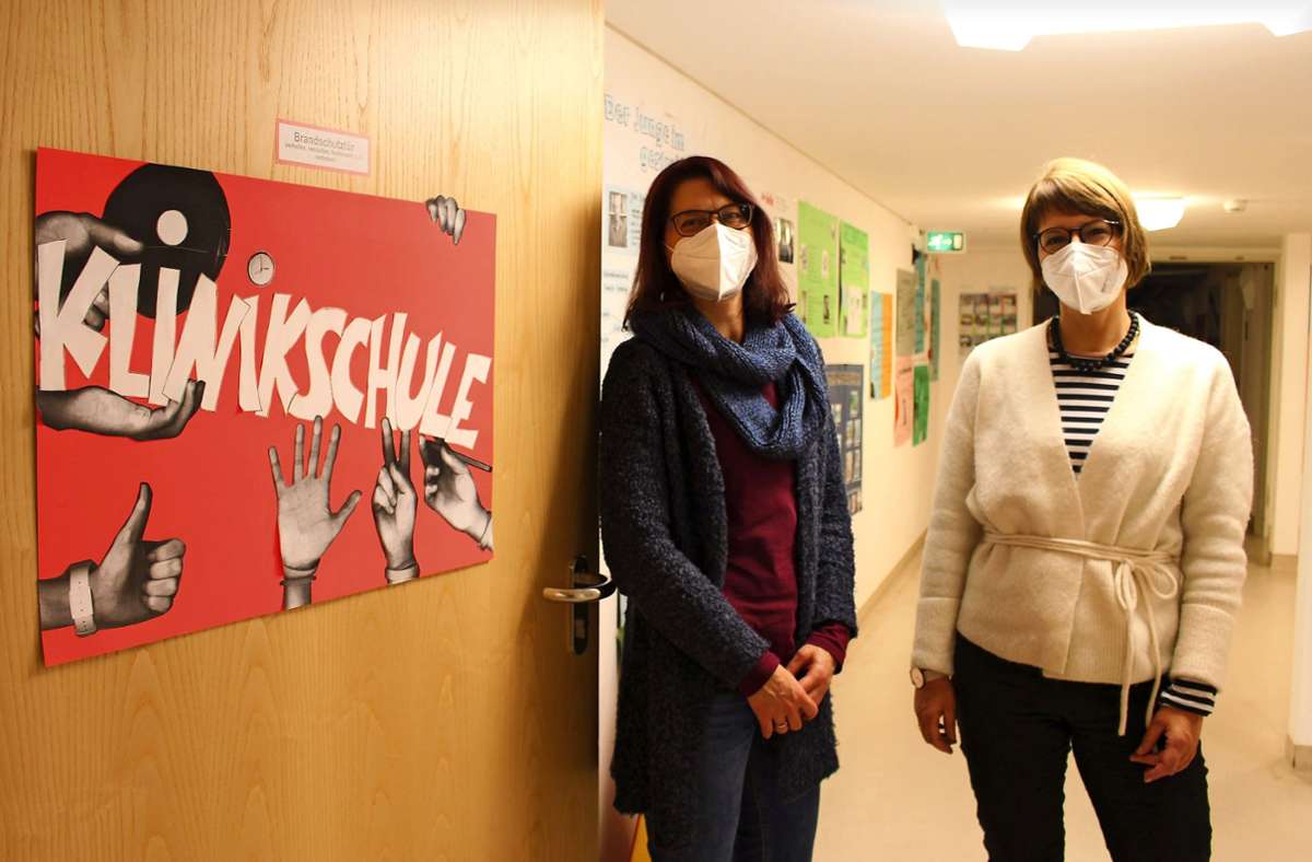 Stefanie Wechsler (rechts) ist die Gesamtschulleiterin der Klinikschule, Katja Bruckner die Ansprechpartnerin am Standort Filderklinik. Foto: /Caroline Holowiecki