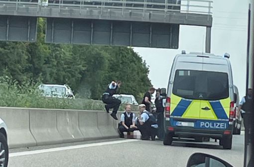 A8, Stuttgart-Rohr: Polizisten überwältigen eine Autofahrerin. Foto: STZN/Klaus Köster
