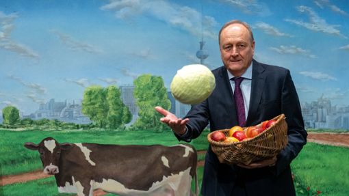 Bauernpräsident Rukwied jongliert nicht nur mit Gemüse, sondern auch mit vielen Interessen. Foto: dpa/Soeren Stache