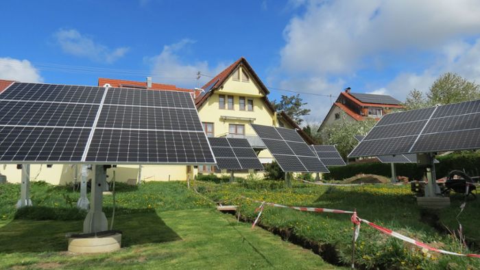 Energiewende im Kreis Tübingen: Hausbesitzer kämpft um Garten voller drehbarer Solarmodule