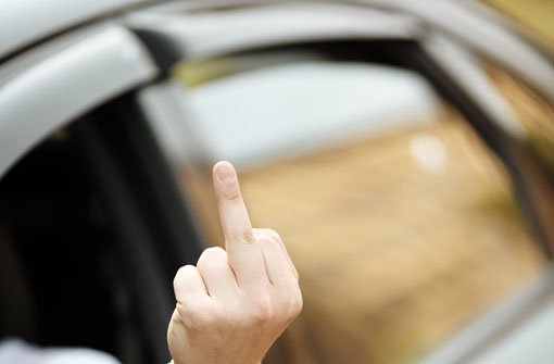 Nachdem ein Autofahrer einem anderen Verkehrsteilnehmer in Fellbach-Schmiden den Mittelfinger gezeigt hat, ist es zu einer handfesten Auseinandersetzung zwischen den Streithähnen gekommen. (Symbolfoto) Foto: Shutterstock/Kuzma