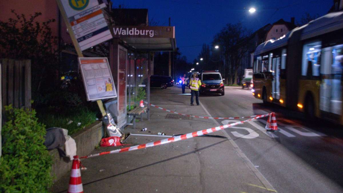Fahrerflucht in Stuttgart: Auto rast in Bushaltestelle – Fußgänger schwer verletzt