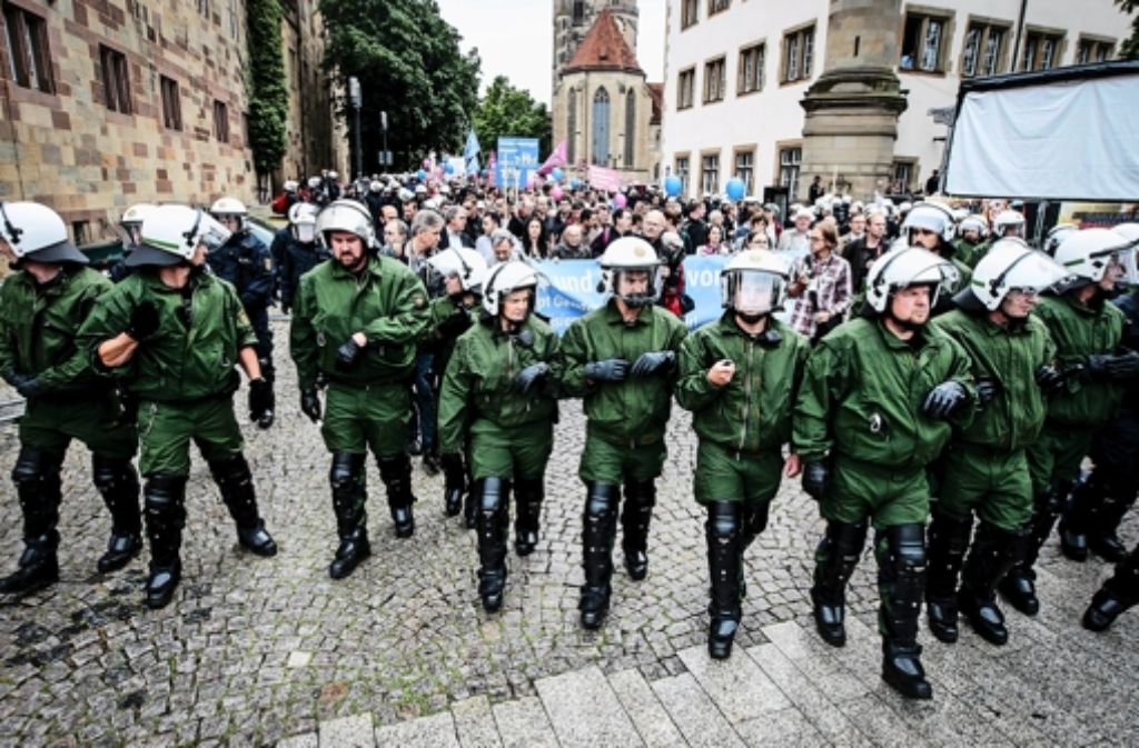 Mehrere Hundertschaften bahnen den Demonstranten den Weg Foto: Leif Piechowski