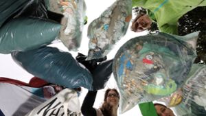 Umweltschützer sammeln mehrere Tonnen Plastikmüll