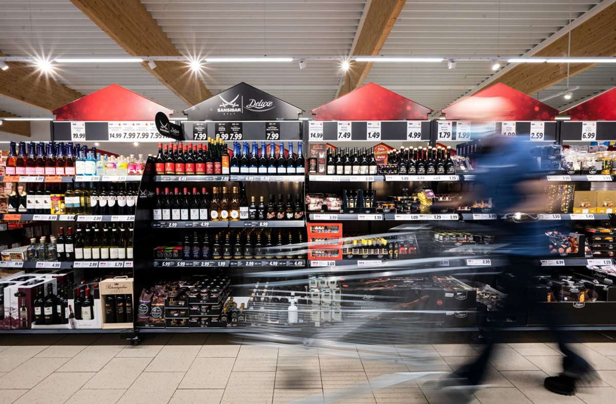 Bei den Deutschen die beliebteste Art Lebensmittel einzukaufen: Im Supermarkt (Symbolbild) Foto: dpa/Federico Gambarini