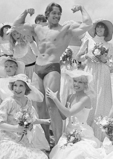 Schwarzenegger, der Sohn eines Polizisten, hatte das Bodybuilding früh als Fluchtweg aus seinem winzigen Heimatort und den Schlägen des Vaters entdeckt. Mit 20 Jahren hat Schwarzenegger seine Muskelbergeso stark aufgepumpt, dass er 1967 zum jüngsten Mister Universum gewählt wird. Ein Jahr später wandert er in die USA aus.1977 lässt Schwarzenegger in Cannes seine Muskeln am Strand spielen - übrigens aus Werbezwecken für den Film Pumping Iron. Foto: AP