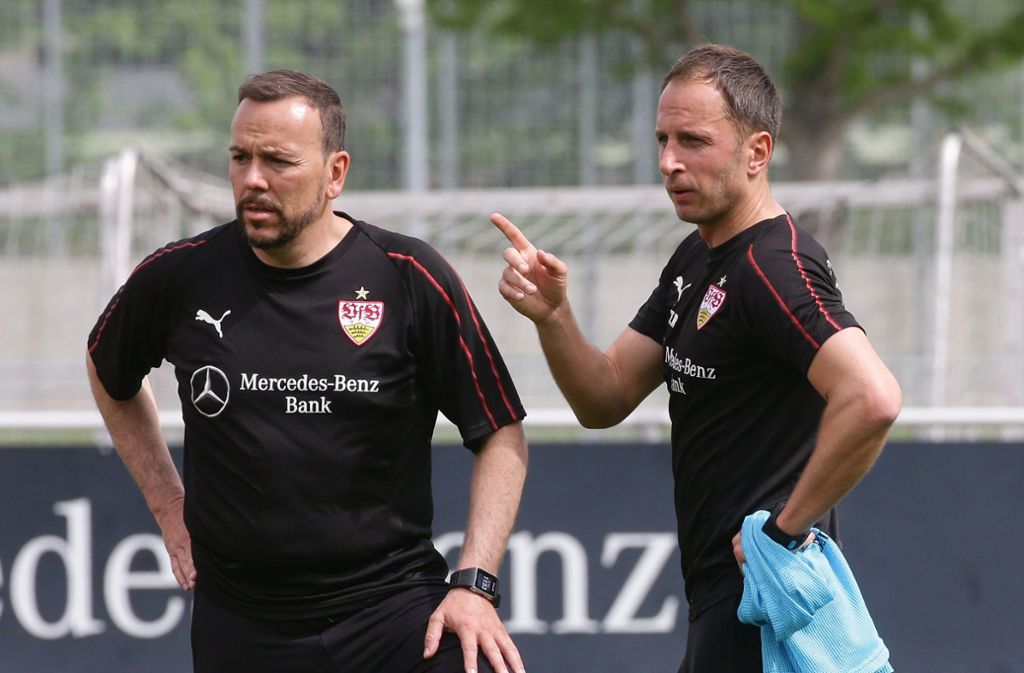 Paco Vaz (li.) neben Tobias Rathgeb: Der Ex-Kickers-Trainer ist der aussichtsreichste Kandidat für das Traineramt beim VfB Stuttgart II. Foto: Baumann