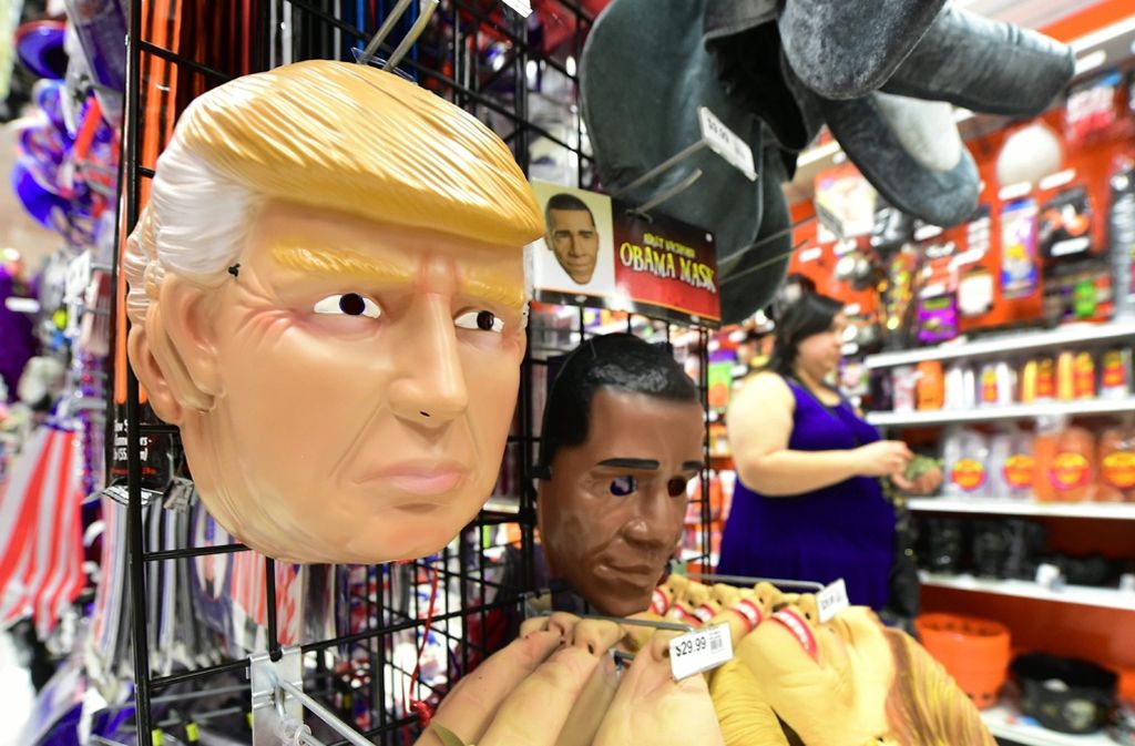 POLIT-GRUSEL: „The Donald“ und „Hillary“ sind in diesem Jahr bei Erwachsenen ab 35 die Rising Stars der Halloween-Kostüme - das Angebot reicht von der dauergrinsenden Pappmaske bis zum Komplettoutfit.