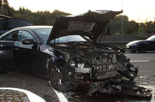 Der 19-jährige Mercedes-Fahrer und sein 25-jähriger Beifahrer wurden leicht verletzt. Foto: SDMG