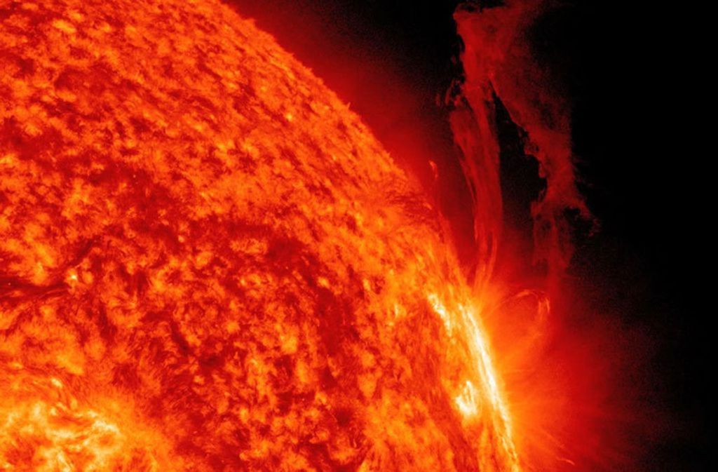 Bei Sonneneruptionen werden Millionen und Milliarden Tonnen an hochaufgeladenen, extrem strahlenden Energieteilchen von der Sonnenoberfläche ins Weltall geschleudert. Sie können auch die Erde treffen. Mit welchen Folgen lesen Sie in unserer Bildergalerie.