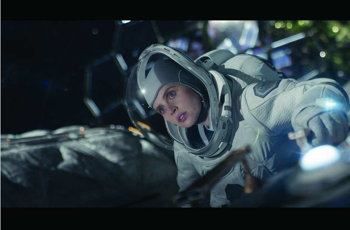 Felicity Jones als Astronautin bei der lebensgefährlichen Tätigkeit, die   gerne euphemistisch „Weltraumspaziergang“ genannt wird Foto: Netflix/Philippe Antonello