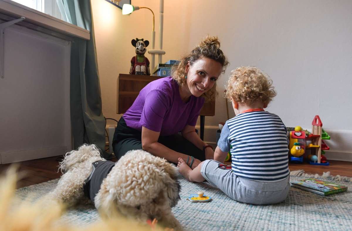 Colline Jux und ihr 17 Monate alte Sohn haben mit Hund in etwa 2500 Euro Fixkosten im Monat. Sie wohnen in einer Zweieinhalb-Zimmer-Wohnung in Stuttgart-West.
