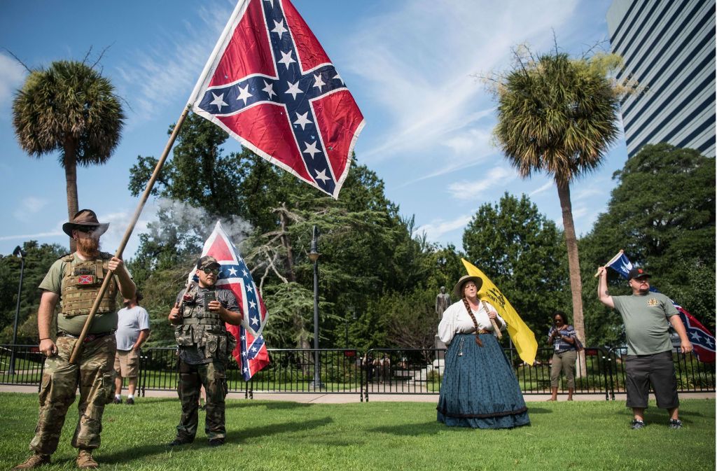 Wird das die Klientel der geplanten Serie „Confederate“ – weiße Südstaatler, die für das Hissen der für das Hissen der Konföderierten-Flagge über öffentlichen Gebäuden demonstrieren Foto: AFP