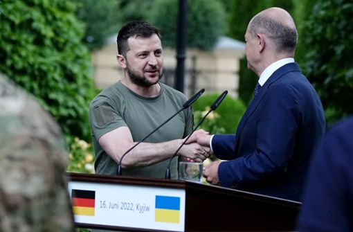 Der ukrainische Präsident Selenskyj bedankt sich bei Kanzler Scholz für die Zusage, den EU-Beitrittskandidatenstatus seines Landes zu unterstützen. Foto: dpa/Kay Nietfeld