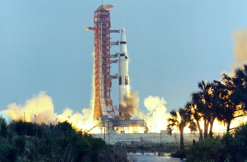Eine „Saturn V“-Rakete startet von Cape Canaveral mit der «Apollo 13»-Crew an Bord.