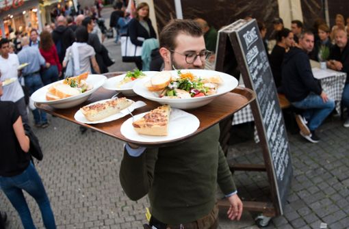 Guten Appetit: leckeres Essen beim Weindorf Foto: Lichtgut/Oliver Willikonsky