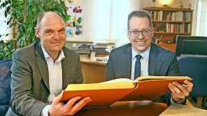 Thomas Storkenmaier (links) und Jan Trost sind  beim Durchblättern des Buches auf interessante Namen gestoßen. Foto: Werner Kuhnle