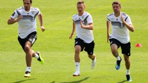 Die Bayern-Spieler Mats Hummels, Joshua Kimmich und Thomas Müller (v.l.) schwitzen beim Training mit der Nationalmannschaft.Fotos:dpa Foto:  