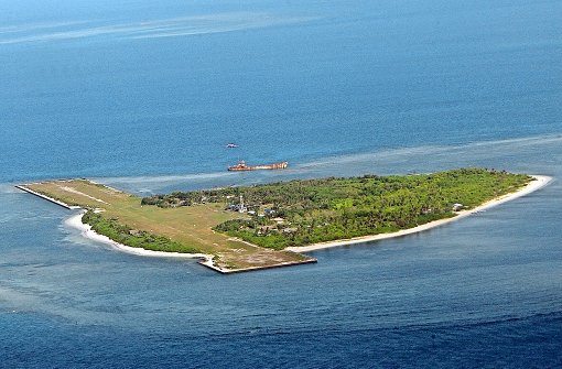 Aufgeschüttet und mit  Landebahn  präsentiert sich eine der Spratly-Inseln. Foto: dpa