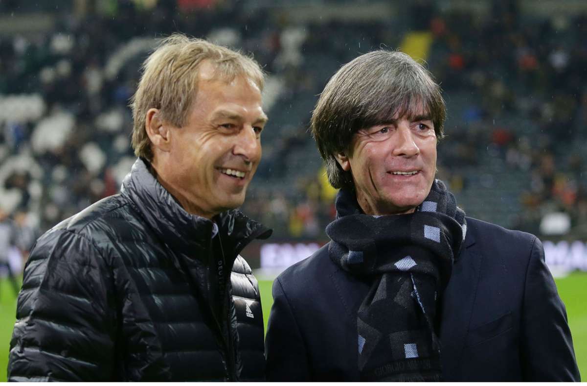Haben deutsche Fußball-Geschichte geschrieben: Vorgänger Jürgen Klinsmann (l.) und der (noch) aktuelle Bundestrainer Joachim Löw (r.) im Jahr 2019.