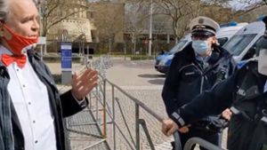 Das Video zeigt Heinrich Fiechtner im Gespräch mit einem Polizeibeamten. Foto: StZN