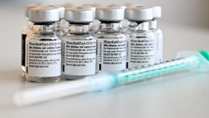 Die Döschen mit dem Impfstoff – für Europa kommt es wohl zu Engpässen. Foto: AFP/CHRISTOF STACHE