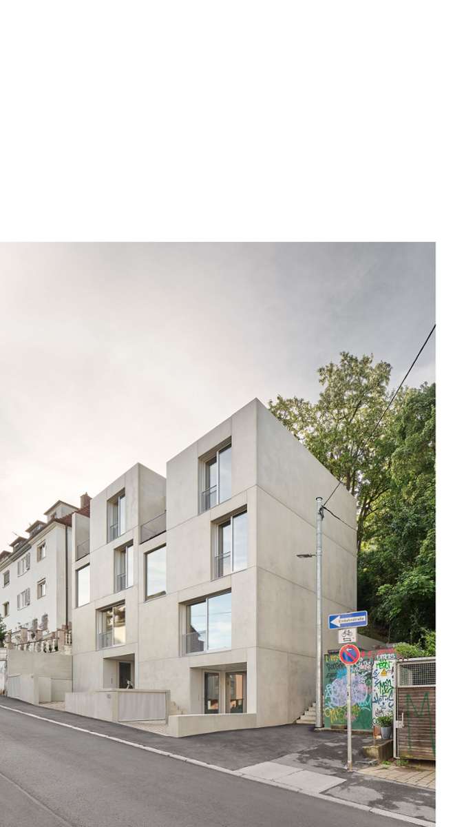 Wirkt wie die Skulptur des  Großbuchstabens M – wie auch das Büro heißt VON M: Doppelhaus im Stuttgarter Süden. Die Architekten  Dennis Mueller und Márcia Nune sind zugleich Bauherren und bewohnen die rechte Seite des Gebäudes. Mit den Co-Bauherren sind sie bis heute befreundet.