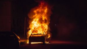 Das Auto brennt lichterloh. Foto: 7aktuell.de/Moritz Bassermann