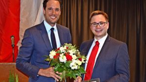 Verwaltungsbürgermeister Fabian Mayer (links) hat Kai Mungenast in sein neues Amt eingeführt. Foto: Alexandra Kratz