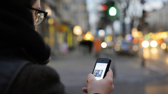 Smartphones lenken viele Fußgänger ab