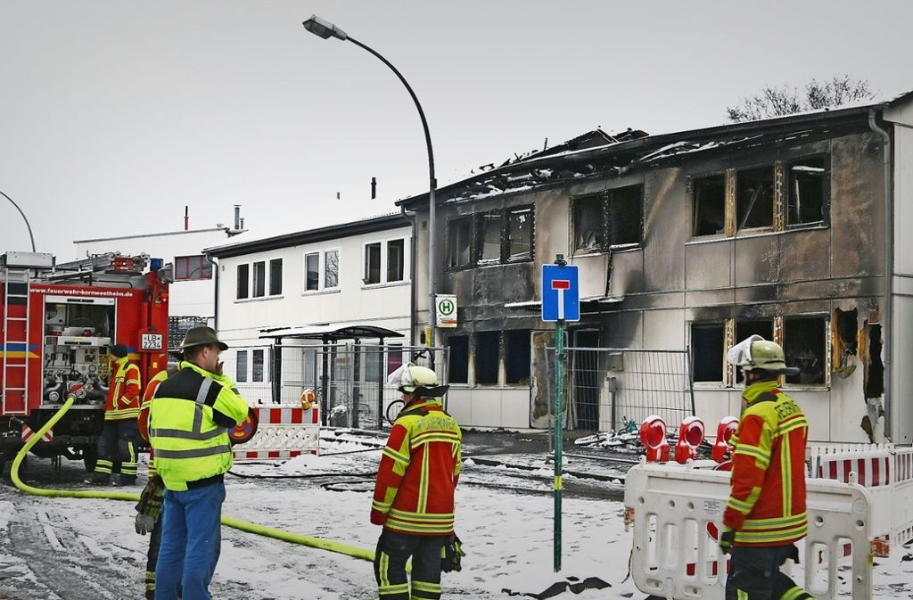 Nichts mehr zu retten: die Unterkunft in der Heikelstraße. Auch der linke Gebäudeteil ist von dem Feuer arg in Mitleidenschaft gezogen worden
