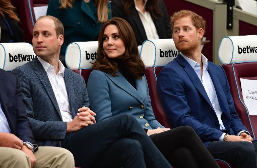 Prinz William, Herzogin Kate und Prinz Harry bei der Coach-Core Abschlusszeremonie im Olympiastadion London. Foto: PA Wire/dpa