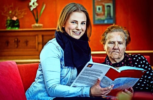 Julia Schäuble mag die Gäste im Gradmann-Haus, und die demenziell erkrankten Gäste mögen die junge Frau. Foto:Lichtgut/Achim Zweygarth Foto:  
