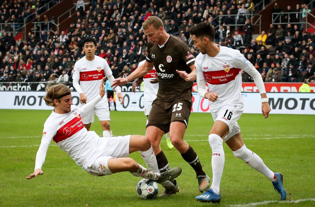 Beim 1:1 in St. Pauli gewinnt der VfB (mit Borna Sosa, links gegen Henk Veerman) weder Spiel noch Schönheitspreis.