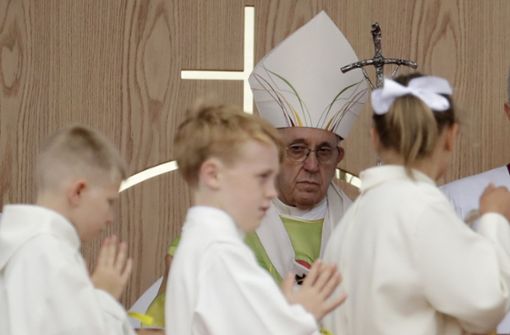 Papst Franziskus hat bei seinem zweitägigen Aufenthalt in Irland um Vergebung für die zahllosen Übergriffe und den Missbrauch von Kindern und Frauen durch Mitglieder der Kirche gebeten. Vertuschung wird auch Franziskus selbst vorgeworfen. Foto: AP