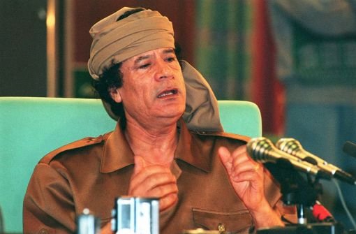 1969: Als 27-Jähriger führt Muammar al-Gaddafi einen weitgehendfriedlichen Putsch an, mit dem die erst seit 1951 bestehende Monarchie gestürzt wird, und etabliert sich bald als unangefochtener Herrscher im Land. Gaddafi leitet sozialistische Reformen ein, viele Unternehmen werden verstaatlicht. Foto: dpa