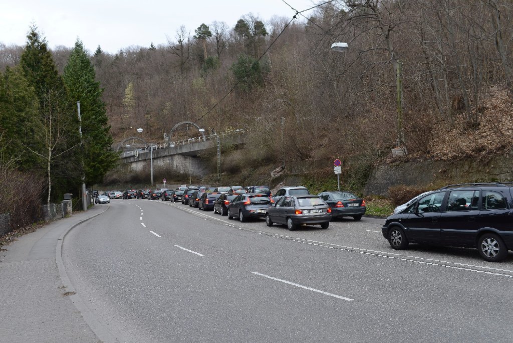 Polizisten kontrollieren am Sonntag in ganz Stuttgart die Zufahrtswege in die Stadt. Grund ist der Hinweis auf einen möglichen Aufmarsch einer Rockergruppe.
