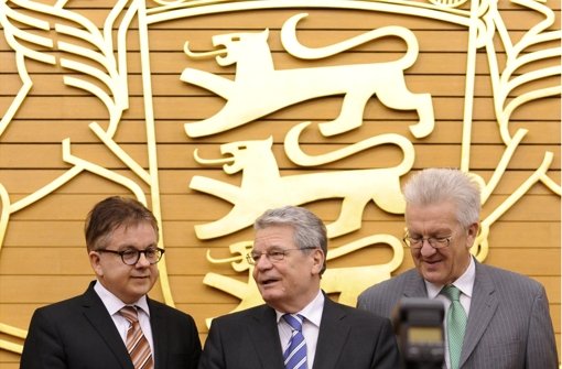 Wolf, Gauck und Kretschmann vor dem Wappen im Baden-Württemberger Landtag Foto: dpa