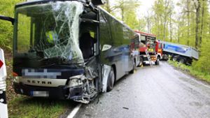 Busfahrer bei Kollision mit Sattelzug schwer verletzt