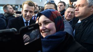 Emmanuel Macron der Superstar. Im nordfranzösischen Tourcoing verspricht der Präsident, das Elend in den armen Vorstädten Frankreichs zu bekämpfen. Foto: POOL